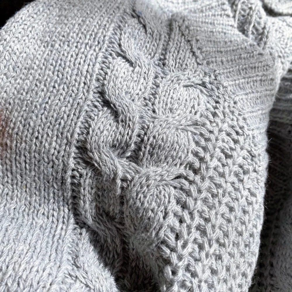 πͺ GREY CABLE KNIT V NECK LOOSE SWEATER! - Picture 8 of 12